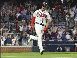  ?? CURTIS COMPTON – ATLANTA JOURNAL-CONSTITUTI­ON VIA AP ?? Matt Olson and Braves fans react to his go-ahead, two-run homer against the New York Mets during the sixth inning of Tuesday night’s National League East showdown in Atlanta.