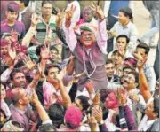  ?? ARIJIT SEN/HT ?? ▪ Chhattisga­rh Congress chief Bhupesh Baghel waves as he arrives at party office in Raipur on Tuesday.