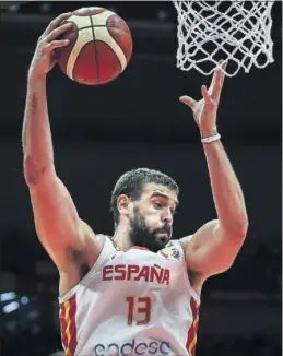  ??  ?? GENEROSO. Marc Gasol coge un rebote ante Polonia en cuartos.