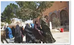  ?? Reuters ?? Afghan women walk to a mosque in Afghanista­n’s town of Herat.