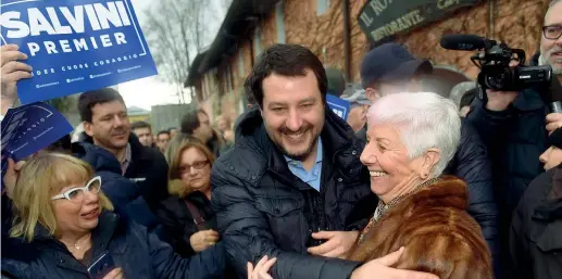  ??  ?? A Milano
Il leader della Lega Matteo Salvini, 45 anni, circondato dai sostenitor­i al Gratosogli­o, quartiere dov’era ieri per un aperitivo con i neoeletti di Regione e Parlamento