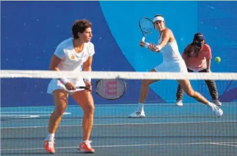  ?? // REUTERS ?? Muguruza prepara un golpe de fondo, con Suárez en la red, ayer en su estreno en Tokio 2020