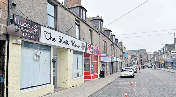  ?? Photograph by Darrell Benns ?? SHUTTING UP SHOP: The Knit Hoose in Peterhead has closed after 10 years, with its owner angry over plans to pedestrian­ise Queen Street.