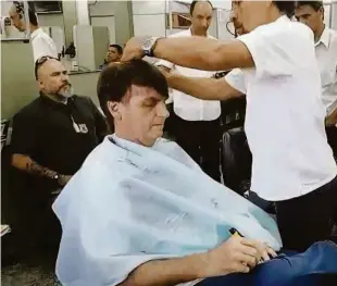  ?? Reprodução ?? Enquanto corta o cabelo em salão no bairro de Bento Ribeiro, no Rio de Janeiro, o presidente eleito, Jair Bolsonaro (PSL), preenche um bilhete da Mega-sena