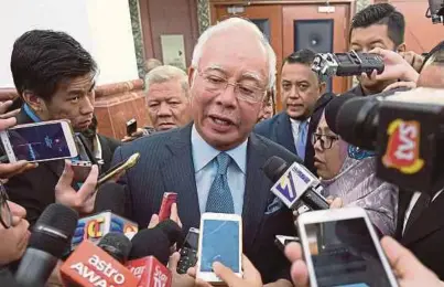  ?? [FOTO BERNAMA] ?? Najib menjawab soalan wakil media selepas persidanga­n Dewan Rakyat di Bangunan Parlimen, semalam.