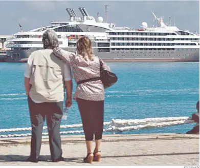  ?? JESÚS MARÍN ?? Una pareja observa un crucero desde el cantil del Muelle de Cádiz.