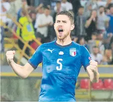  ??  ?? SALVADOR. Jorginho anotó el gol que le dio el primer punto a Italia en la LIga de Naciones.