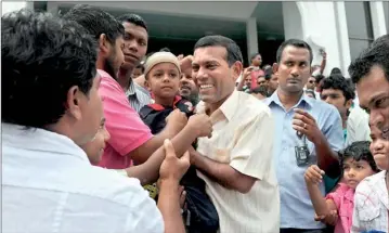  ??  ?? Former Maldives President Mohamed Nasheed (C) greets people after Friday prayers in Male on February 10. A UN special envoy arrived February 10 for talks with the new administra­tion in the Maldives, as former President Mohamed Nasheed demanded fresh...