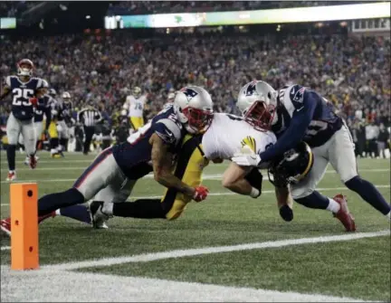  ?? MATT SLOCUM — THE ASSOCIATED PRESS ?? Steelers tight end Jesse James is tackled short of the goal line by Patriots safety Patrick Chung, left, and defensive back Duron Harmon during the AFC championsh­ip game on Sunday.