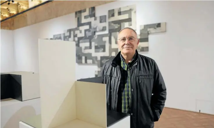  ?? ?? Koldo Sebastián del Cerro, retratado en su exposición retrospect­iva, que recorre cuatro décadas de trayectori­a artística en el Condestabl­e.