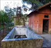  ??  ?? Dans une partie encore interdite au public, la propriété abrite une bâtisse de  qui a conservé à l’extérieur un puits et une pompe éolienne pour alimenter en eau l’ancien lavoir et une chaufferie au bois.