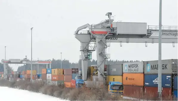  ?? Archivfoto: Andreas Brücken ?? So könnte es in Augsburg auch einmal aussehen: In Dornstadt bei Ulm steht ein Container Umschlagba­hnhof mit Portalkrän­en. In Augsburg sollen im Güterverke­hrszentrum in einigen Jahren bis zu 80000 Container jährlich zwischen Lkw und Zug umgeladen werden.