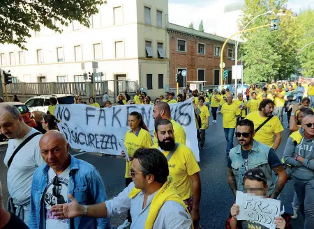  ??  ?? Il corteo dei tassisti partiti da piazza Beccaria dove a luglio c’è stata la colluttazi­one tra il tassista Gino Ghirelli e due passeggeri