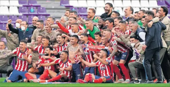  ??  ?? Los jugadores del Atlético celebran el título de Liga sobre el césped de Zorrilla.