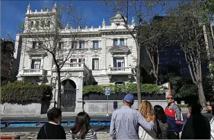  ?? SERGIO GONZÁLEZ ?? Asistentes a la visita turística por el centro de Madrid, el pasado domingo.