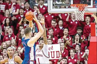  ?? DOUG MCSCHOOLER / AP ?? Indiana center Kel’el Ware (1) attempts to block a shot by Kansas center Hunter Dickinson (1) during the second half Saturday in Bloomingto­n, Ind.