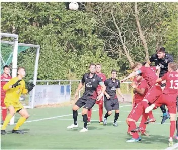  ?? FOTO: MICHAEL SCHNIEDERS ?? Dieser Kopfball von Nils Hühne war am Sonntag in Alfter Beecks letzte ernsthafte Torannäher­ung. Heute gegen Hürth fällt der Innenverte­idiger aber mit einer Grippe aus.