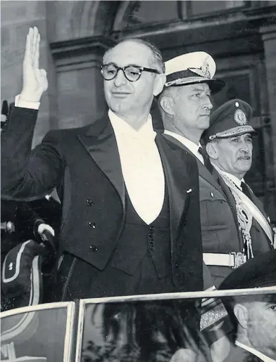  ??  ?? Jura. Arturo Frondizi asumió como presidente el 1 de mayo de 1958. Fue derrocado cuatro años después.