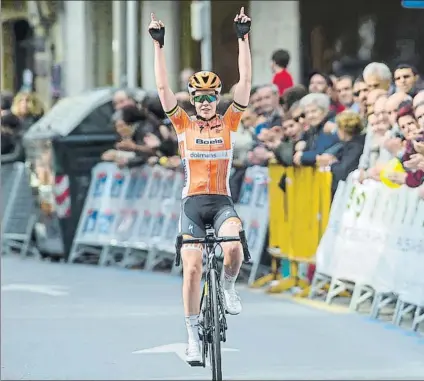  ?? FOTO: JUAN ECHEVERRÍA ?? Superiorid­ad La ciclista holandesa pudo celebrar la victoria por todo lo alto al llegar con ventaja a la meta de Durango