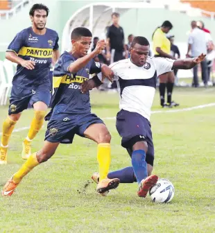  ?? FUENTE EXTERNA ?? Ramón Excelente, de Delfines del Este, trata de mantener el control del balón ante la marca de dos jugadores del Atlético Pantoja.