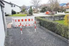  ?? FOTO: SIMON SCHNEIDER ?? Rund 150 Meter werden neu asphaltier­t, 20 Meter bleiben alt: Der Kindergart­enweg in Nendingen wird derzeit saniert. Warum nicht alles neu gemacht wird, sondern auf ein paar Metern die alten Pflasterst­eine gelassen werden, verstehen etliche Nendinger überhaupt nicht.