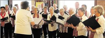  ?? BILD: GERHARD BRUNKEN ?? Auftakt: Der Gesangvere­in Einigkeit Oldenburg-Donnerschw­ee war der Gastgeber und begrüßte die Gäste mit dem Lied „Oh wie schön ist das Singen“.