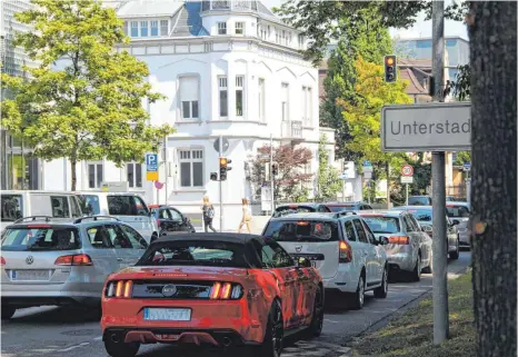  ?? FOTO: FLORIAN FUCHS ?? Die Verkehrsbe­lastung in der Ravensburg­er Innenstadt (hier in der Karlstraße) ist hoch. Die Schadstoff­werte haben sich innerhalb von zwei Jahren aber signifikan­t verbessert.