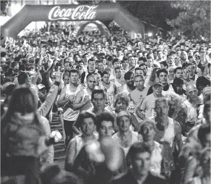  ??  ?? Una postal de la largada, un momento único para aquellos que se animan a participar de esta tradiciona­l carrera.