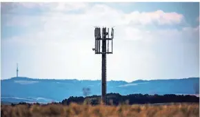  ?? FOTO: DPA ?? Über solche Masten stellen etwa Handys eine Verbindung mit dem Internet her. Nicht überall stehen genug davon.