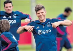  ??  ?? DECISIÓN. Huntelaar durante el entrenamie­nto de ayer del Ajax.