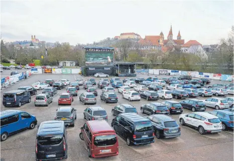  ?? FOTO: THOMAS SIEDLER ?? Es ist wieder Autokino auf dem Schießwase­n. Die Veranstalt­er sind mit dem Auftakt zufrieden.