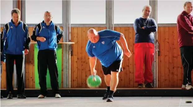  ?? Fotos: René Jo. Laglstorfe­r ?? Andreas Musil beim Training im Eisstocksc­hießen. In 24 Jahren, die er den Sport betreibt, hat er 17 olympische Medaillen gewonnen.