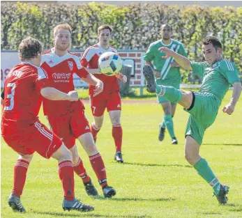  ?? FOTO: ALHO ?? Der TSV Meckenbeur­en (rechts) trotzte dem Zweiten Isny beim 0:0 einen Punkt ab.