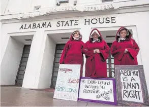  ?? AP ?? Frauen protestier­en vor dem Alabama State House gegen das neue Gesetz.