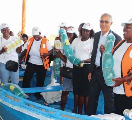  ?? EDIÇÕES NOVEMBRO ?? Diamantino Van Deste da empresa Total ladeado pelas trabalhado­ras aquando da entrega de equipament­os para a captura do pescado