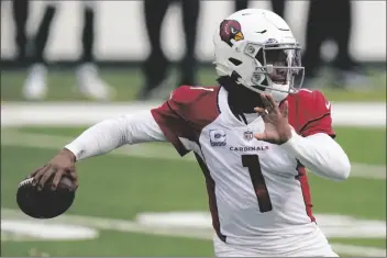  ?? ASSOCIATED PRESS ?? ARIZONA CARDINALS QUARTERBAC­K KYLER MURRAY New York Jets on Sunday in East Rutherford. looks to pass during a game against the