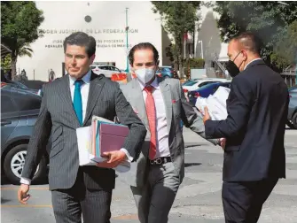  ?? ALEJANDRO AGUILAR ?? El abogado Mauricio Flores salió del Reclusorio Norte tras una ríspida audiencia