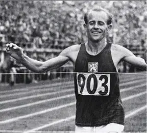  ??  ?? Emil Zátopek is the only runner to win the 5 000m, the 10 000m and the marathon at the same Olympic Games at Helsinki 1952.