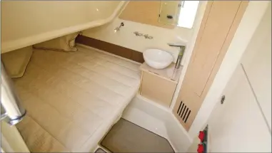  ??  ?? La console de pilotage accueille une petite cabine avec couchette double, WC et lavabo.