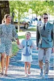  ?? Fotos: Jessica Gow, dpa ?? Kronprinze­ssin Victoria und Prinz Daniel von Schweden begleiten ihre Tochter Prinzessin Estelle zu ihrem allererste­n Schultag auf einer Insel in der Nähe von Stockholm.