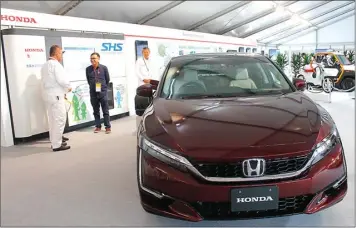  ?? JAWA POS PHOTO ?? INOVASI: Wartawan Jawa Pos Gunawan Sutanto (tengah) mendapatka­n penjelasan mengenai produk mobil listrik Honda Clarity Fuel Cell di Honda Motor Riset and Developmen­t di Utsunomiya, Jepang, pekan lalu (6/6).