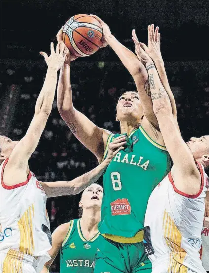  ?? FOTO: EFE ?? Nadie fue capaz de frenar a la poderosa pívot de las Opals