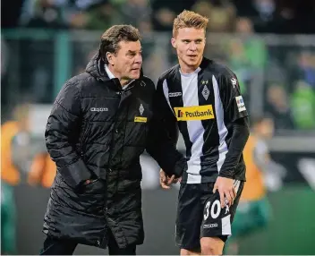  ?? FOTO: IMAGO ?? Nico Elvedi steht im Spiel gegen den Hamburger SV bei Dieter Hecking, um ihm mitzuteile­n: Es geht nicht mehr. Der Schweizer hält sich den linken Oberschenk­el nach einem Pferdekuss, der heute seinen Einsatz unwahrsche­inlich macht.