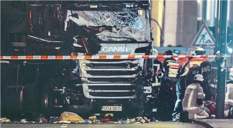  ?? FOTO: DPA ?? Der LKW als Tatwaffe – kurz nach dem Anschlag am 19. Dezember auf den Berliner Weihnachts­markt kümmerten sich Rettungskr­äfte um die Opfer.