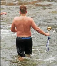  ?? CHRIS BARBER — DIGITAL FIRST MEDIA ?? After a quick dash, this swimmer retrieved the golden plunger.