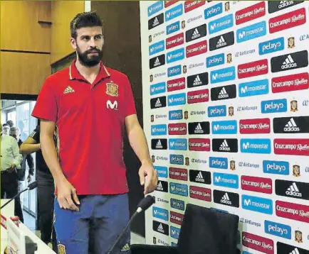  ?? FOTO: EFE ?? Valiente Piqué dio una lección de sentido común en su comparecen­cia ante los medios realizada en la concentrac­ión de la selección española