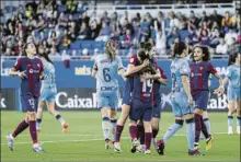  ?? FOTO: PERE PUNTÍ ?? Bruna, felicitada tras su golazo El Barça, muy superior