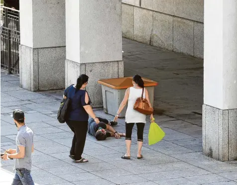  ?? Foto: Marcus Merk ?? Ein verletzt geschminkt­er Schüler liegt auf dem Rathauspla­tz Gersthofen. Zwei Frauen eilen sofort zur Hilfe. Dieses Szenario war Teil eines Projekts von Realschüle­rn aus dem Religionsu­nterricht. Sie wollten herausfind­en, wie viele Menschen im Ernstfall...