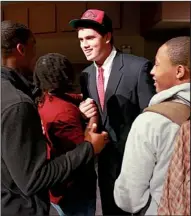  ?? Arkansas Democrat-gazette/stephen B. THORNTON ?? Pulaski Academy tight end Hunter Henry (second from right) is congratula­ted by teammates after he signed his letter of intent to play at Arkansas during a ceremony Wednesday.