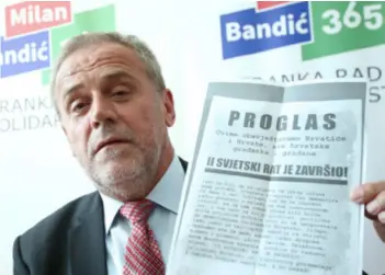  ??  ?? 25 godina podjela Za izvanrednu konferenci­ju Bandić je tiskao proglas poručivši kako 25 godina sve političke elite rade podjele